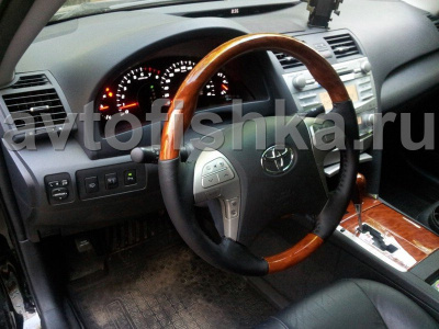 Toyota Camry 40, Highlander, Hilux (2006-) спортивный руль с отделкой из черной кожи и темного дерева.